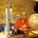 3-u mikrofonu ve studiu Country radia